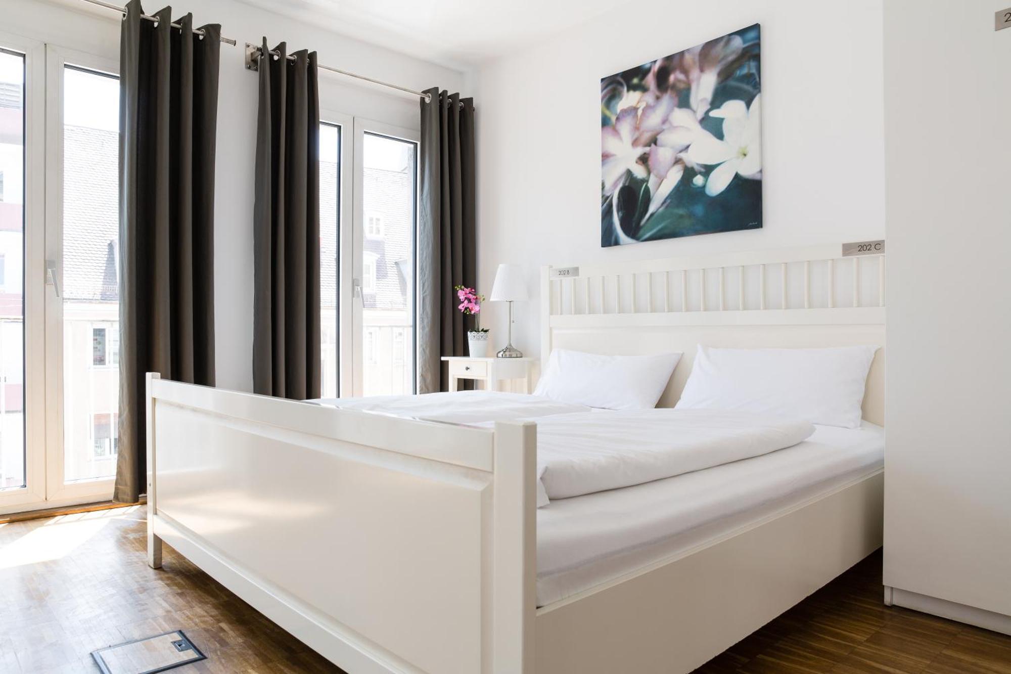 Nonstop Hotel Augsburg - Ubernacht - Hostelhotelhome Bagian luar foto