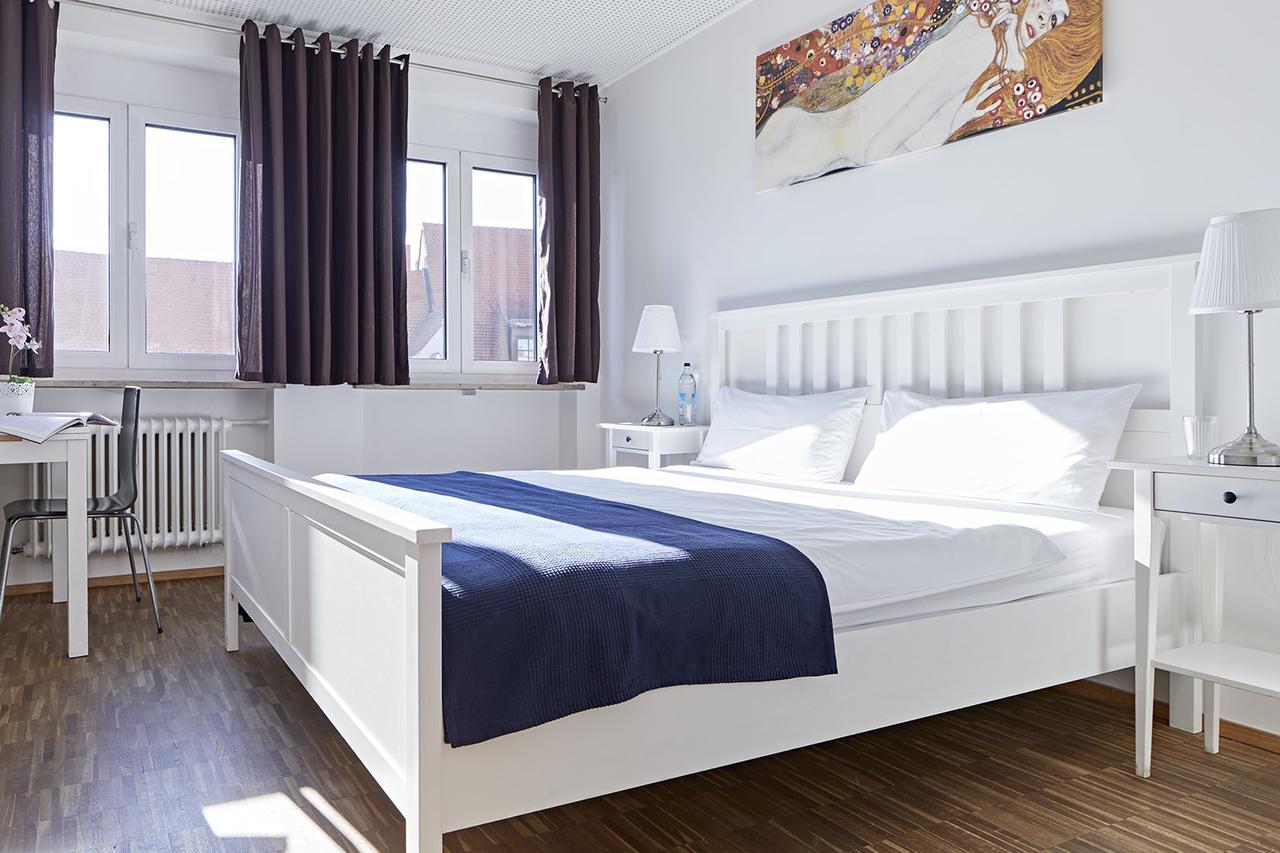 Nonstop Hotel Augsburg - Ubernacht - Hostelhotelhome Bagian luar foto